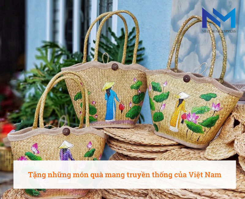 Tặng những món quà mang truyền thống của Việt Nam