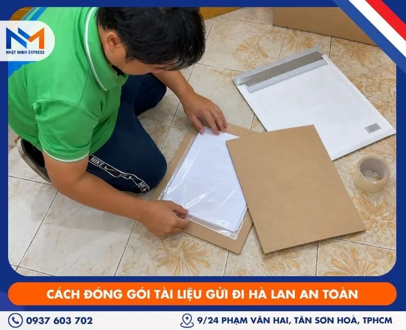Gửi tài liệu đi Hà Lan nhanh chóng, an toàn, tiết kiệm cách bọc tài liệu bằng túi bảo vệ và bìa cứng
